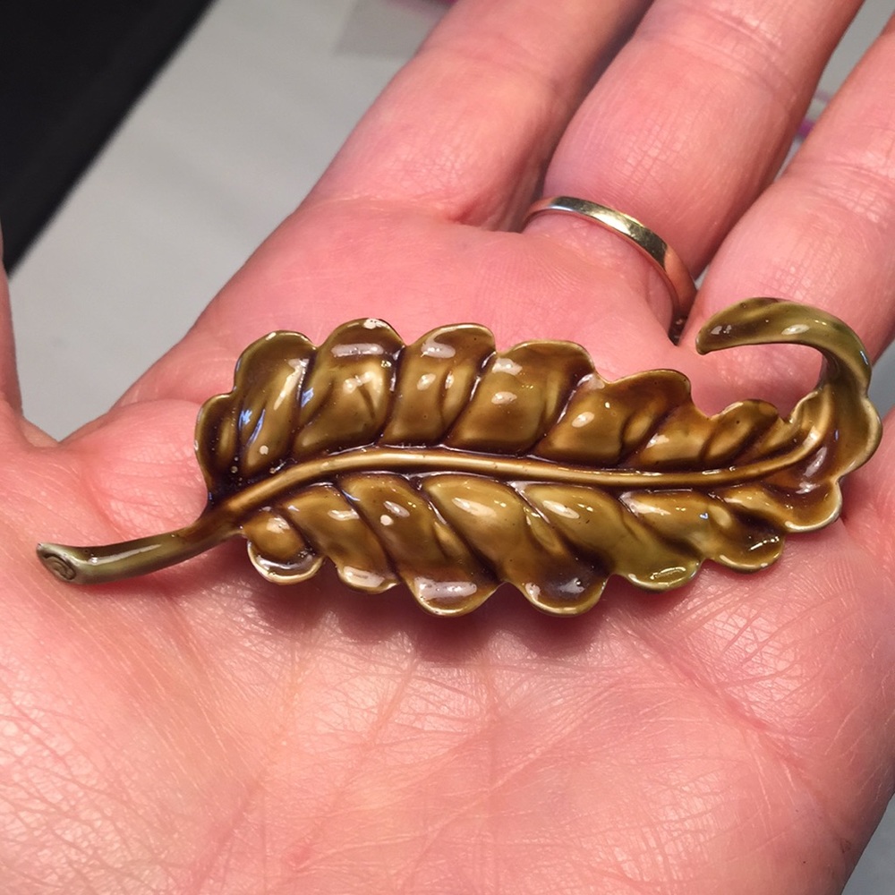 Vintage HAR green enamel leaf brooch